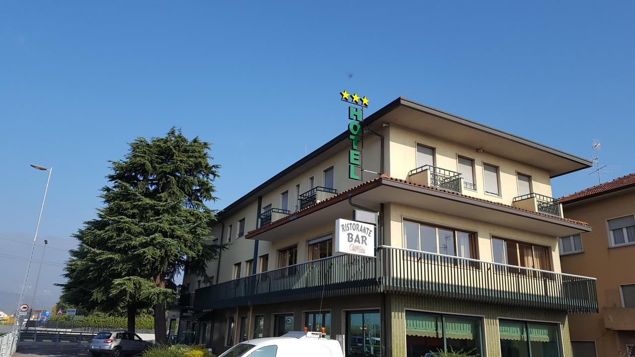 Hotel Dei Pini Medolago Luaran gambar